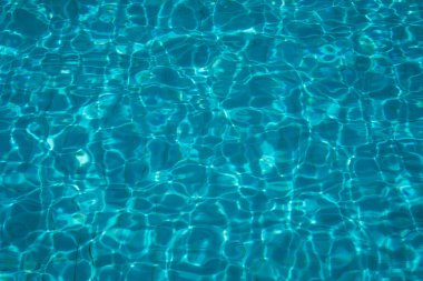 Güneşli bir günde, yukarıdan gelen mavi derin havuz.