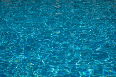 Güneşli bir günde, yukarıdan gelen mavi derin havuz.