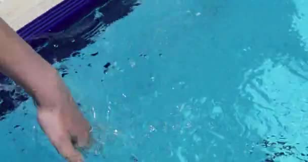 Bambini Mano Giocare Acqua Calda Piscina Vacanza Prima Nuotare — Video Stock