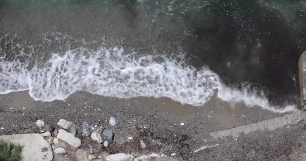 Mořské Vlny Pobřeží Během Uzamčení Horní Pohled — Stock video