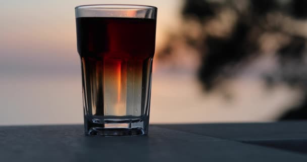 Δροσιστικό Ανθρακούχο Ποτό Στον Πάγκο Ηλιοβασίλεμα Κλείδωμα — Αρχείο Βίντεο