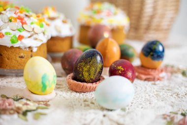 Paskalya renkli yumurtalar, eski masa örtüsü, bayram için paskalya hazırlığı.