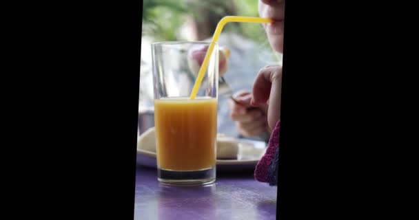 Sinaasappelsap Drinken Uit Een Rietje Uit Een Glazen Beker — Stockvideo