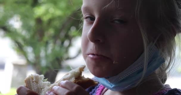 Menina Feliz Come Sanduíche Quente Vegan Durante Pandemia — Vídeo de Stock