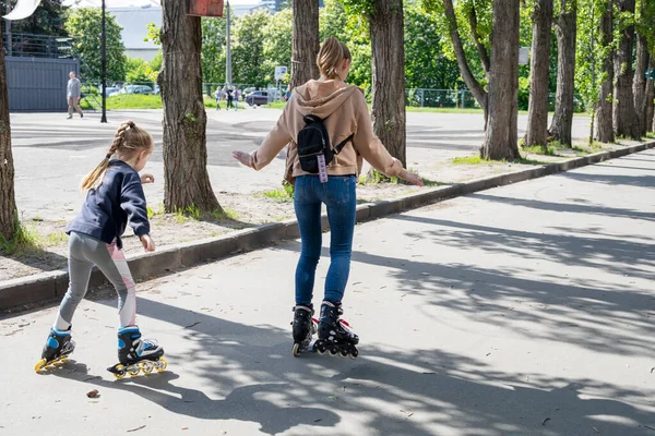 Daughter Teaches Mom Rollerblading Lockdown Park — Stock Photo, Image