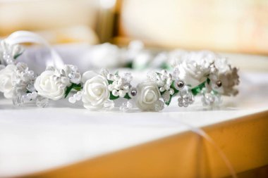 Açık arkaplanda suni çiçekli beyaz şenlik çelengi