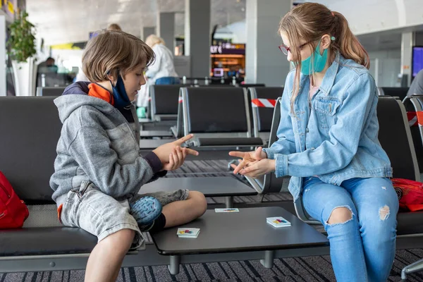 Niño Niña Juegan Juego Mesa Aeropuerto Durante Una Pandemia Horizontal — Foto de Stock