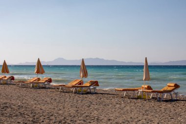 Öğleden sonra şemsiyeli kumlu sahil, sezon açılışı, yatay