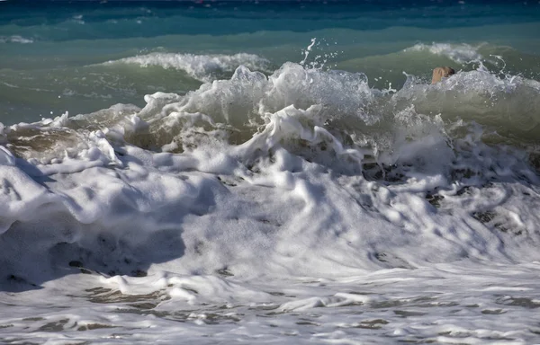 Velké Mořské Vlny Pěnou Břehu Horizont — Stock fotografie