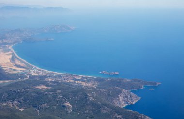 Uçak penceresinden, dağlardan, tepeden Rhodes Adası manzarası