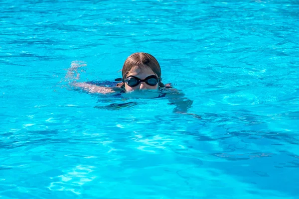 Счастливая Девушка Плавает Бассейне Плавательных Очках Горизонте — стоковое фото