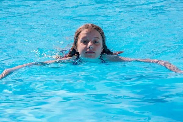 Adolescente Nage Dans Piscine Portant Des Lunettes Natation Horizontale — Photo