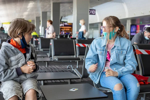 Niño Niña Juegan Juego Mesa Aeropuerto Durante Una Pandemia Horizontal — Foto de Stock