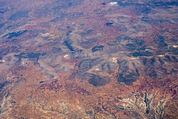 Blick Auf Die Berglandschaft Aus Dem Flugzeugfenster Draufsicht Horizonte — Stockfoto