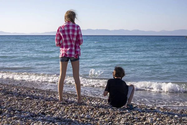 Feliz Niño Niña Tirar Piedras Mar Vacaciones Familia Grecia — Foto de Stock