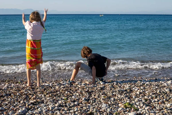 Feliz Niño Niña Tirar Piedras Mar Vacaciones Familia Grecia — Foto de Stock
