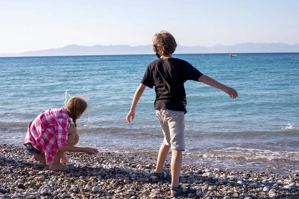 Feliz Niño Niña Tirar Piedras Mar Vacaciones Familia Grecia — Foto de Stock