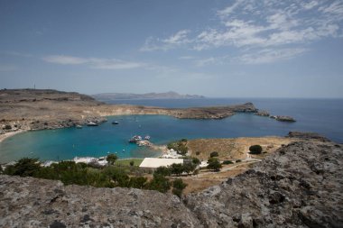 Rodos adasında yatları olan sessiz bir körfez.