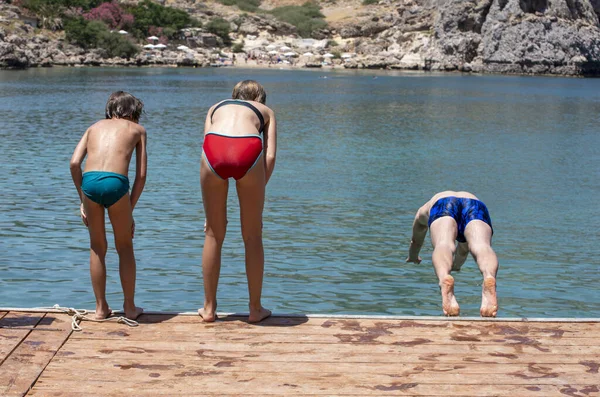 Happy Family Jumping Side Clear Transparent Sea Horizontal — Stockfoto