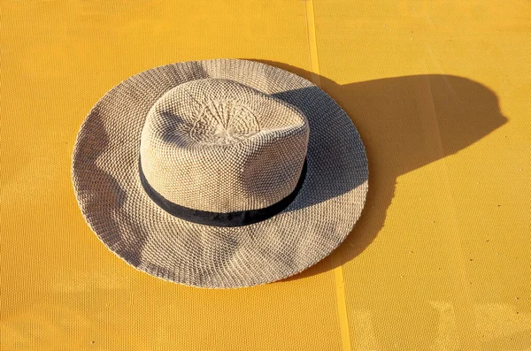 浅黄色背景的沙滩帽 阳光照射下 水平的 — 图库照片