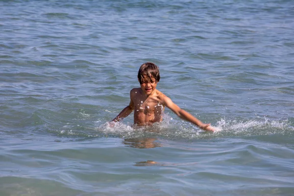 Glücklich Gebräunter Junge Spritzt Meerwasser Ins Meer Horizontal — Stockfoto