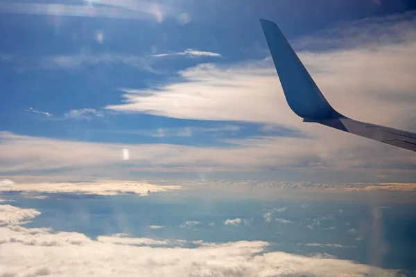 Flugzeugflügel Auf Einem Hintergrund Aus Zirrusweißen Wolken Und Blauem Himmel — Stockfoto