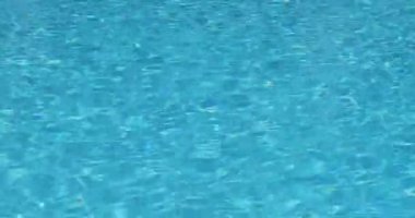 Havuzdaki berrak mavi suyun üst görüntüsü, mavi doğal arkaplan