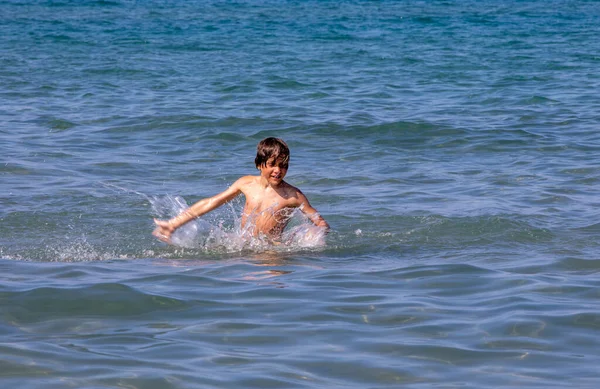 Feliz Chico Bronceado Salpica Agua Mar Mar Horizonta —  Fotos de Stock