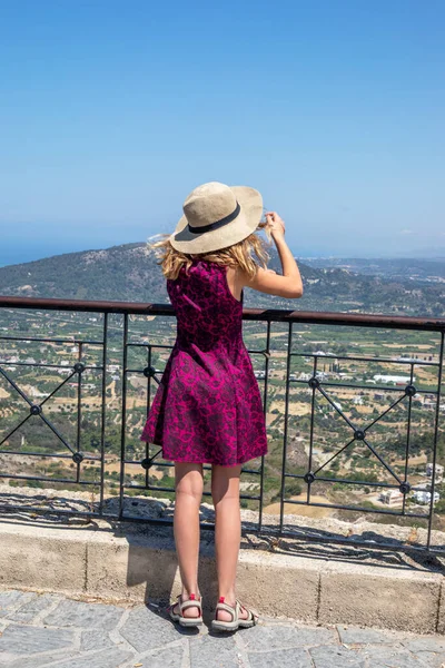 Glücklich Teenager Mädchen Lila Kleid Bewundert Bergblick Auf Der Insel — Stockfoto
