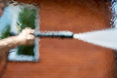 Şiddetli bir sağanak altında arabanın bulanık arka camından bak.