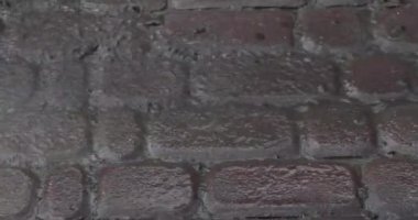 Evin dışındaki bahçe yollarından gelen güçlü bir selden sonra toprağı temizle.