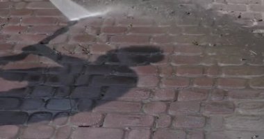 Evin dışındaki bahçe yollarından gelen güçlü bir selden sonra toprağı temizle.