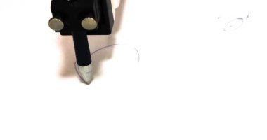 Beyaz bir çarşaftaki robot, bir çizgide yapraklı bir şeftali çizer.