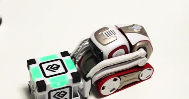 Robot Die Blokjes Omdraait Een Witte Achtergrond Kunstmatige Intelligentie — Stockvideo