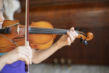 Güneş tarafından aydınlatılan küçük kemancı keman konserinden önce tükenir