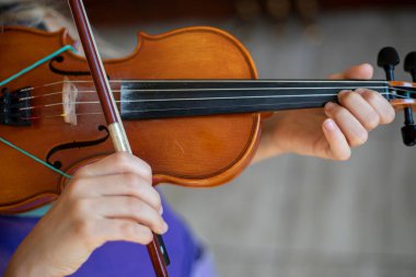 Keman çalan küçük kemancı, yatay