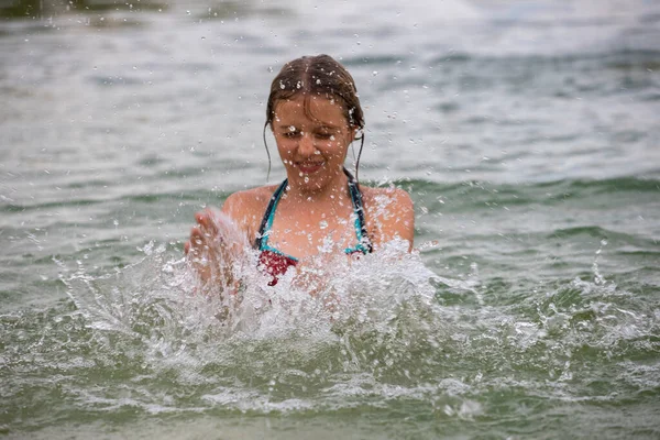 幸せな10代の少女は休暇で水に飛び込み — ストック写真