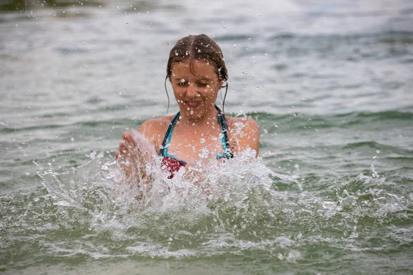 Felice Ragazza Adolescente Schizza Acqua Vacanza Horizonta — Foto Stock