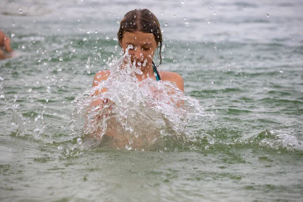 Boldog Vidám Tizenéves Lány Fröccsenő Vízben Nyaralás Horizont — Stock Fotó