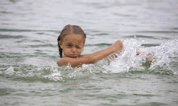 Piccola Ragazza Felice Spruzzando Mani Sull Acqua Famiglia — Foto Stock