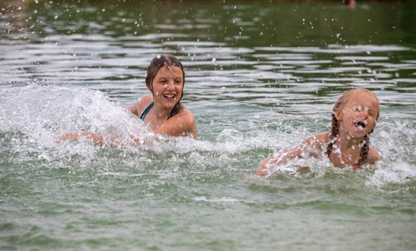 Heureux Gai Filles Adolescent Éclaboussures Dans Eau Vacances Horizontal — Photo