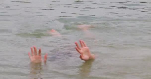 Adolescente Che Muove Palmi Delle Mani Sopra Superficie Dell Acqua — Video Stock