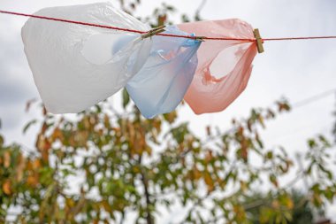 Tek kullanımlık çok renkli poşetlerle, yatay çevre kirliliği