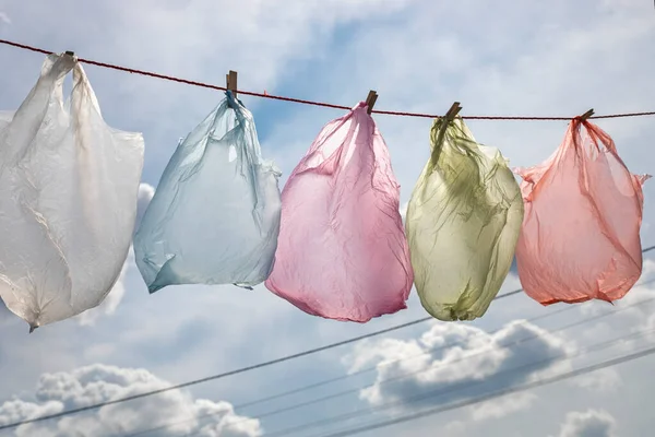 Bolsas Colores Desechables Secan Una Cuerda Para Reutilización Contra Telón —  Fotos de Stock