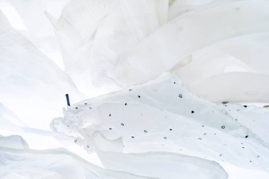 Güneşli bir günde dışarıda kurutmak için beyaz temiz çarşaf.