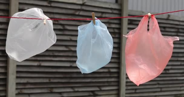 Sacs Jetables Multicolores Sont Séchés Sur Une Corde Pour Une — Video