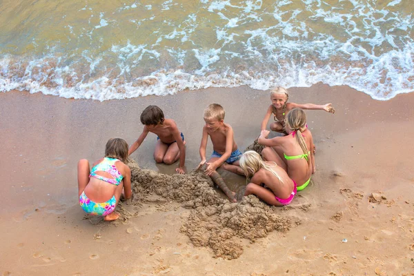 Šťastné Opálené Děti Posilují Hrad Písku Moře Pláži Letní Den — Stock fotografie