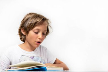 Tarz sahibi çocuk beyaz arka plan üzerine ilginç bir kitap okuyor okula geri dönüyor, eğitim görüyor.