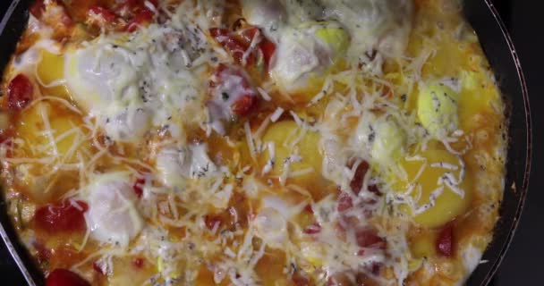 Œufs Brouillés Aux Tomates Fromage Aux Légumes Cuire Dans Une — Video