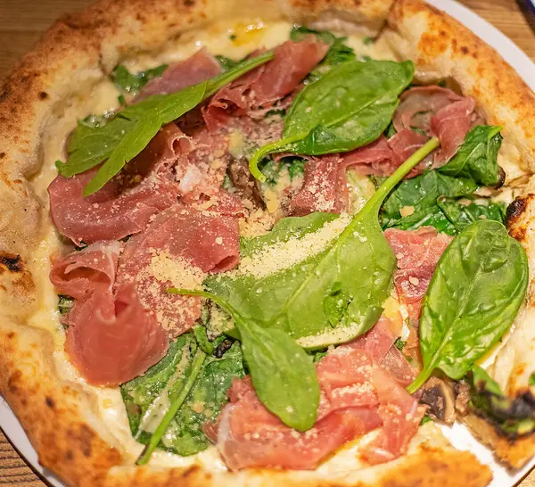 Pizza Caliente Con Espinacas Prosciutto Parmesano Cerca Flatlay — Foto de Stock